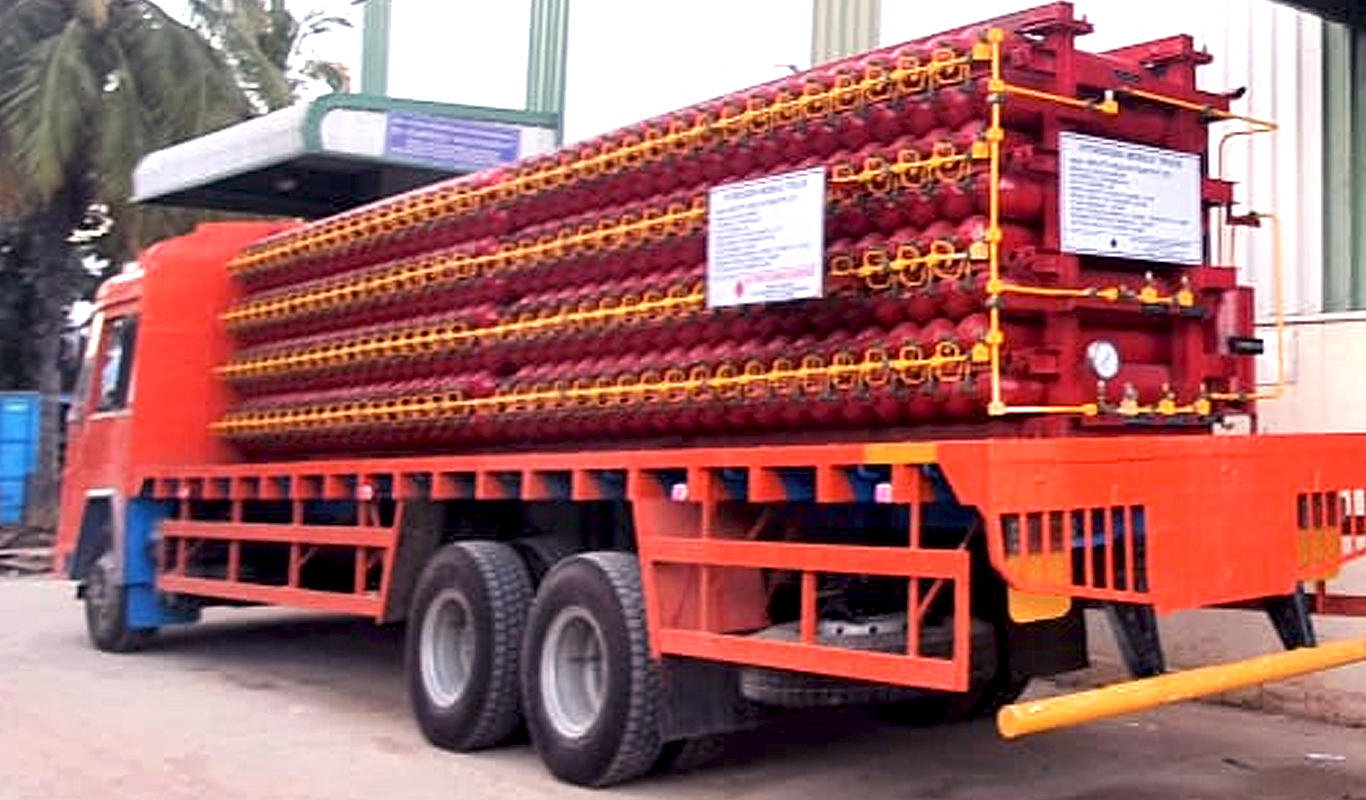 Devices that produce gases (e.g., hydrogen, nitrogen) on-site for industrial use